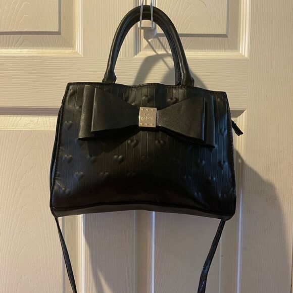 Betsey Johnson medium Satchel Black embossed hearts with large bow accent - Picture 1 of 12